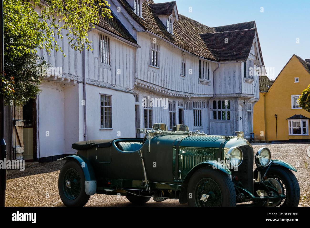 Historisches Fachwerkgebäude in Guidlhall aus dem 14. Jahrhundert in der Marktstadt Lavenham, Suffolk, England, mit einem 1920er Jahre Bentley offenen Tourenwagen Stockfoto