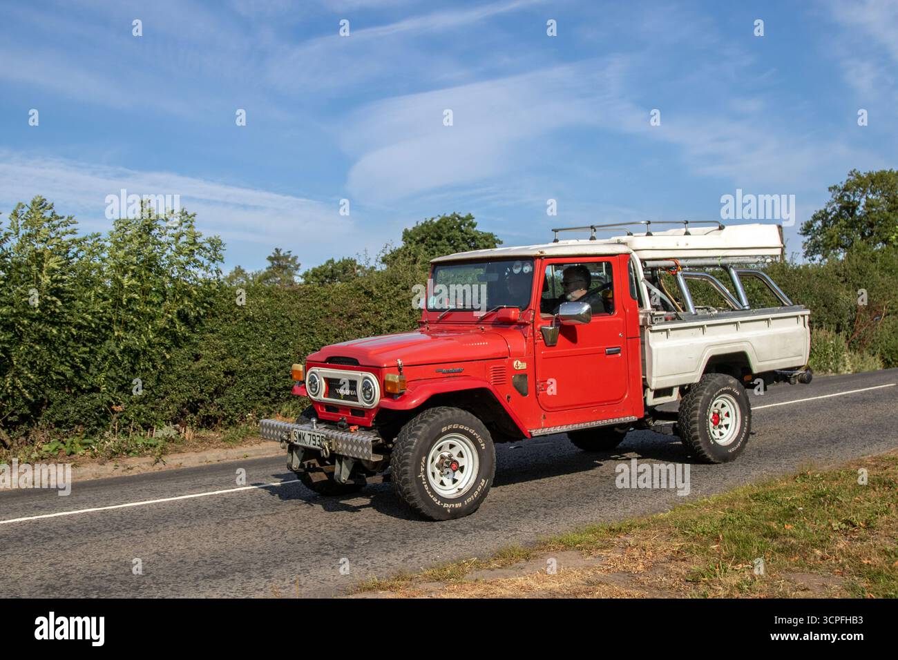 1977 70er Jahre Red FJ40 Toyota Land Cruiser Pickup Van Diesel 2360 ccm; Oldtimer in Congelton, Großbritannien Stockfoto