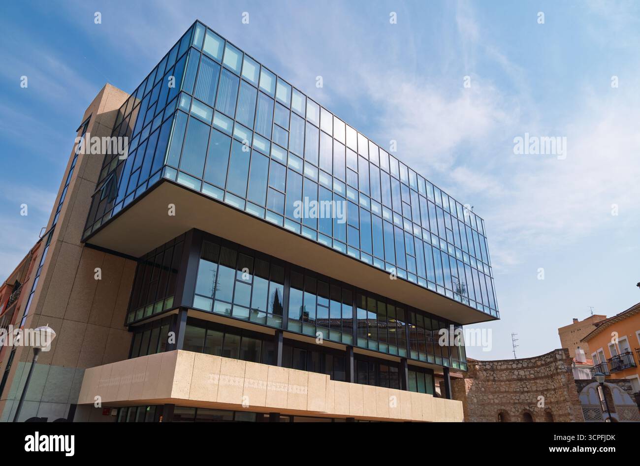 Guadalajara, Spanien. August 2025. Die Glasfassade des Gebäudes des städtischen Tourismusbüros an einem sonnigen Tag in der Altstadt Stockfoto