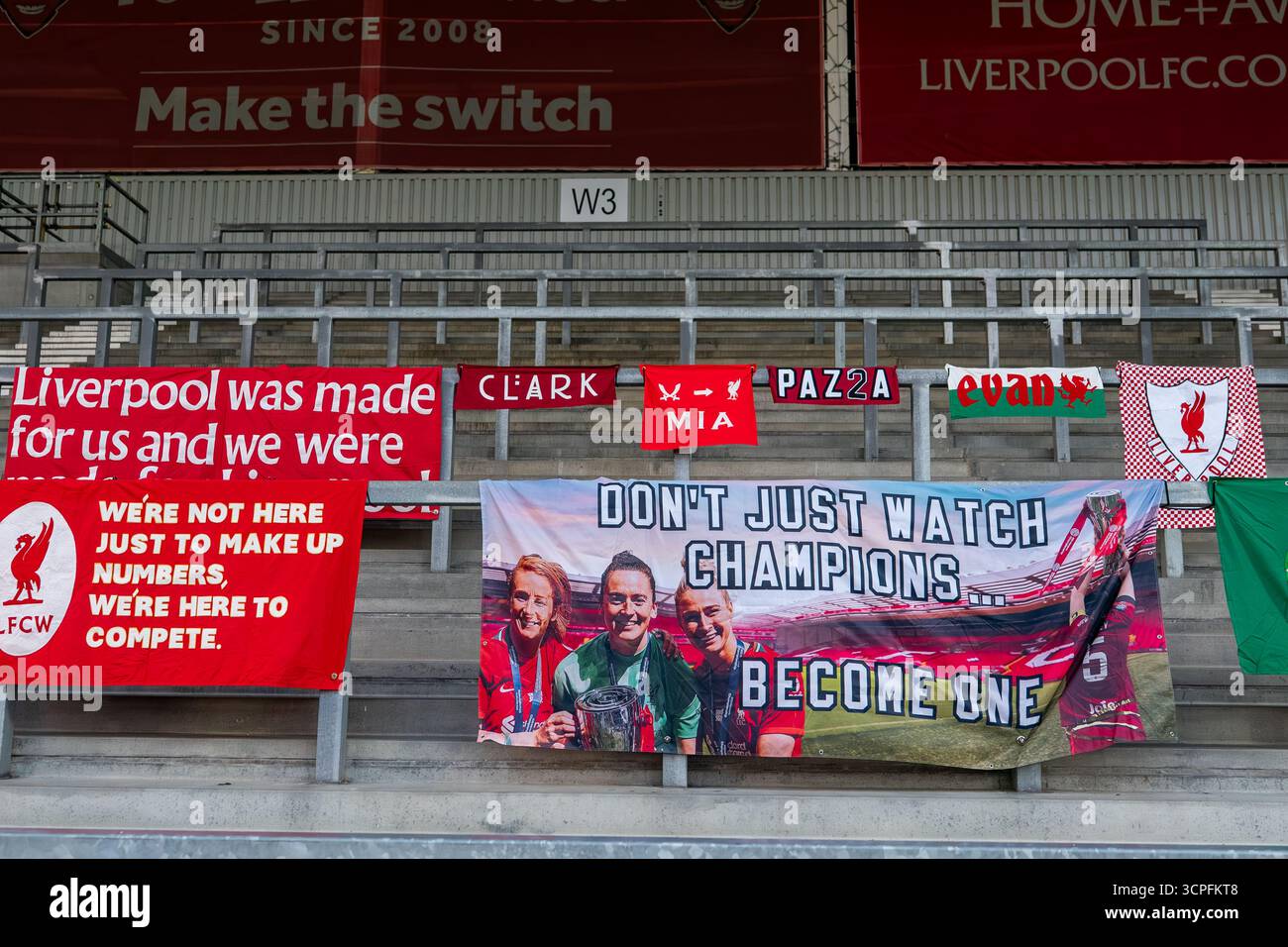 Liverpool gegen Sunderland - Subway Women's League Cup ST HELENS, ENGLAND - 24. SEPTEMBER: Flaggen und Banner im Stadion während des Women's League Cup-Spiels zwischen Liverpool und Sunderland im St Helens Stadium am 24. September 2025 in St Helens, England. Stockfoto