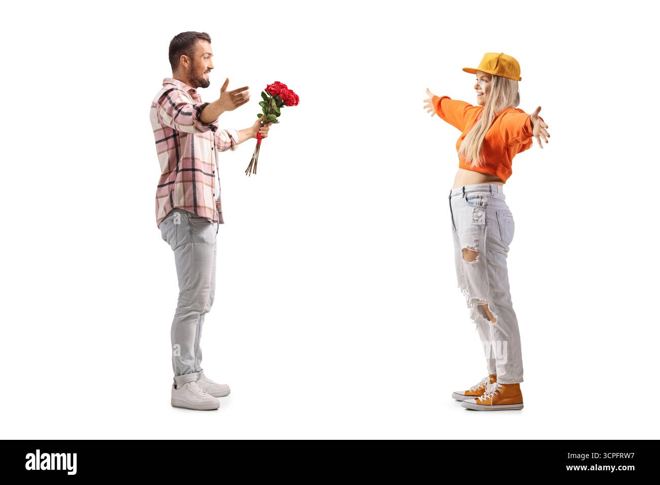 Profilaufnahme eines Mannes, der einen Haufen roter Rosen hält und eine junge Frau auf weißem Hintergrund trifft Stockfoto