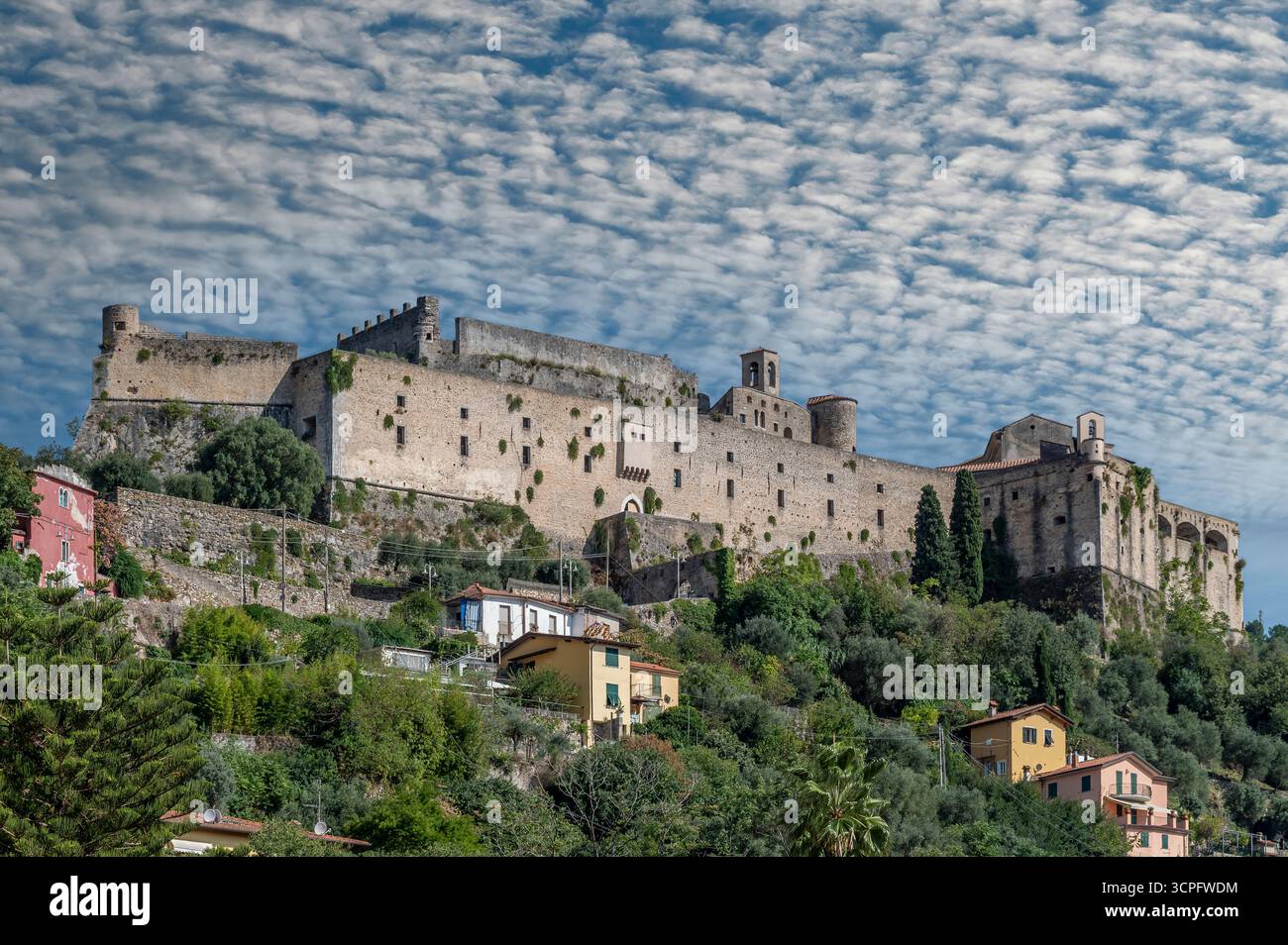 Die alte Festung Malaspina in der Stadt Massa, Italien, unter einem dramatischen Himmel Stockfoto
