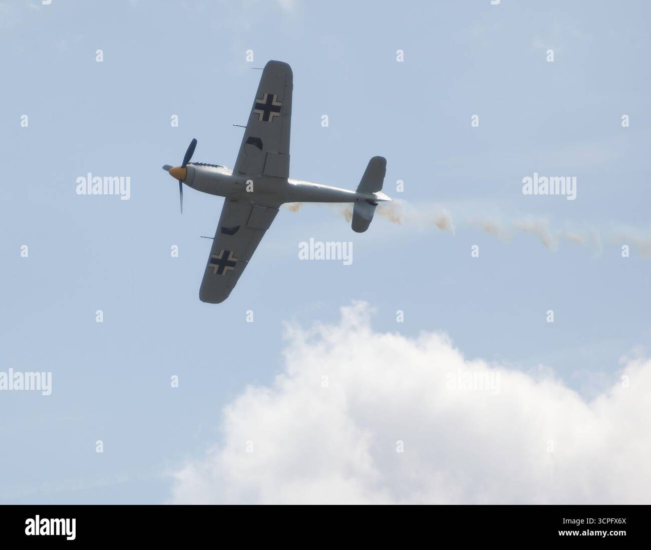 1959, Hispano HA 1112 Buchon, bei der Duxford Battle of Britain Air Show 2025 einen simulierten Hundekampf mit einem Spitfire Stockfoto