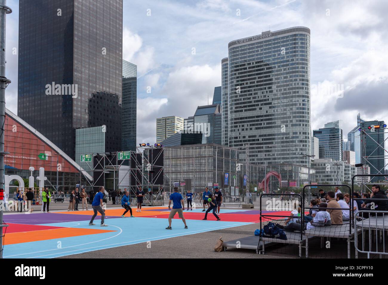 Büroangestellte spielen während der Mittagszeit im Geschäfts- und Finanzviertel La Défense am Stadtrand von Paris Stockfoto