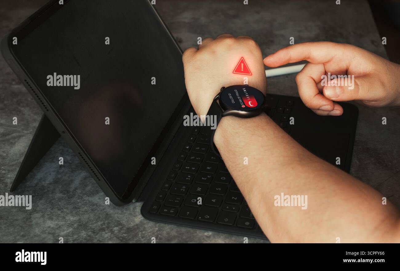 Frau lehnt betrügerischen Anruf auf Smartwatch ab. Warnmeldung zur Verhinderung von Betrug, Betrug und Identitätsdiebstahl bei der Überwachung. Mobile Sicherheit vor Cyberkriminalität. Stockfoto