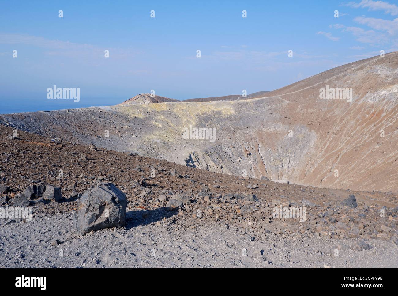 gran Cratere, der Krater des Vulkans auf der Insel Vulcano, Äolischen Archipel, Sizilien, Italien Stockfoto