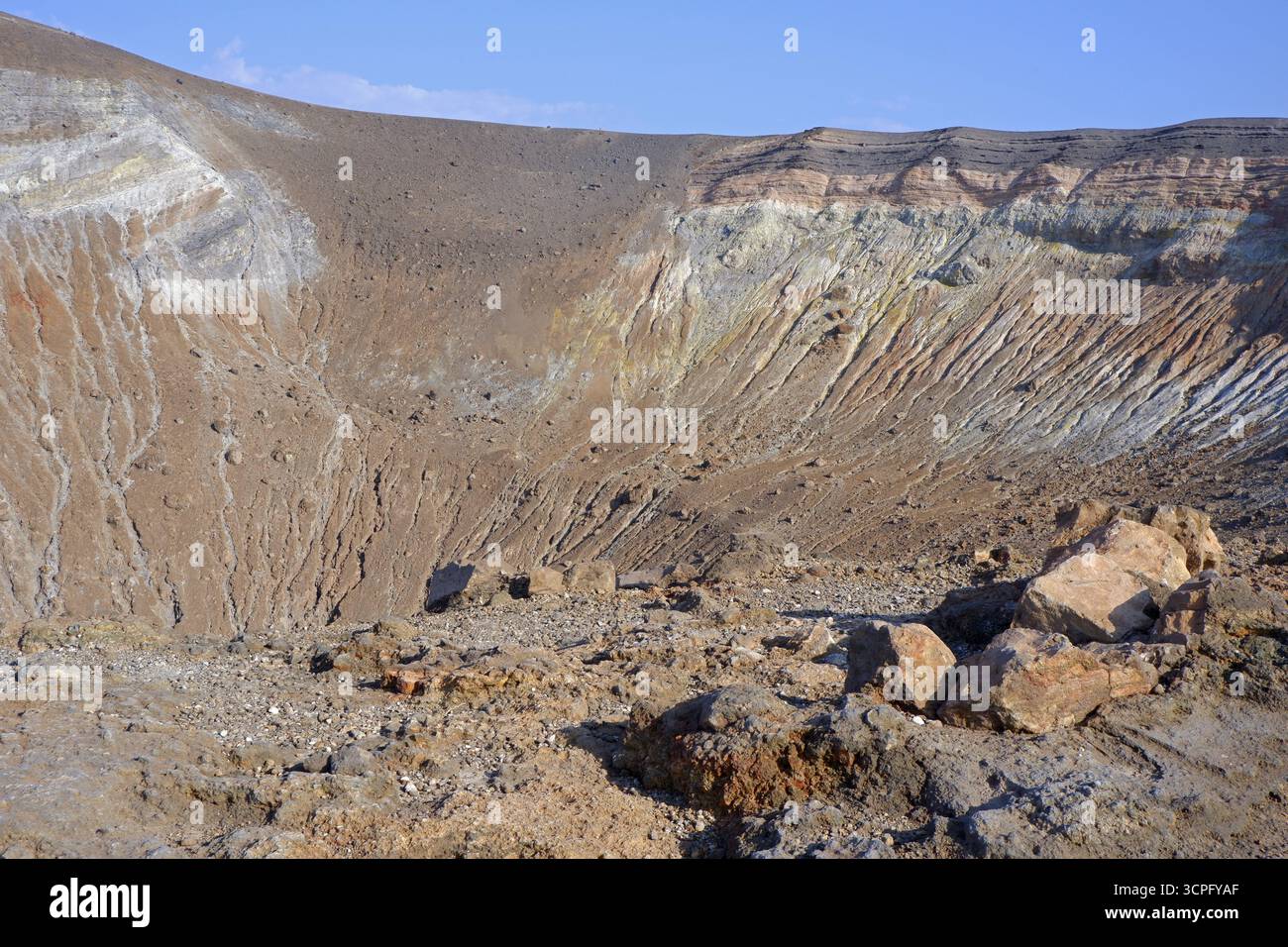 Der große Krater (Gran Cratere) des Vulkans auf der Insel Vulcano, Äolische Inseln, Sizilien, Italien Stockfoto