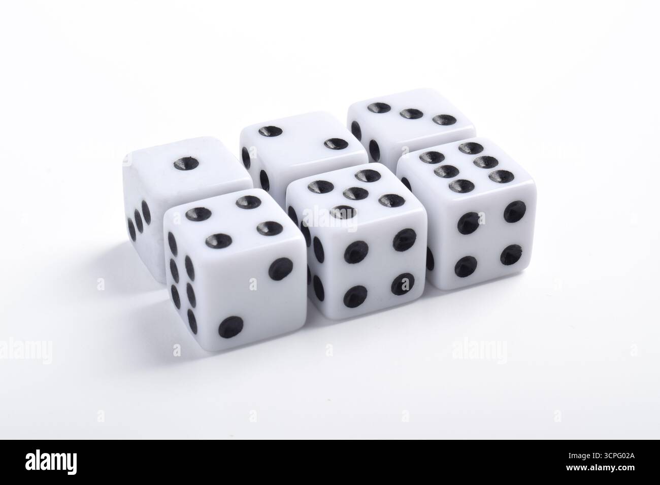 Sechs saubere Würfel mit den Zahlen 1, 2, 3, 4, 5, 6, isoliert auf weißem Hintergrund Stockfoto