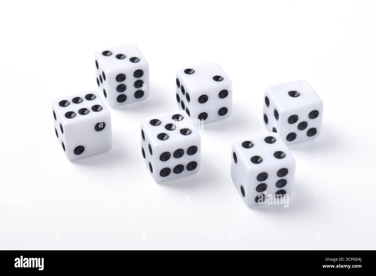 Sechs saubere Würfel mit den Zahlen 1, 2, 3, 4, 5, 6, isoliert auf weißem Hintergrund Stockfoto