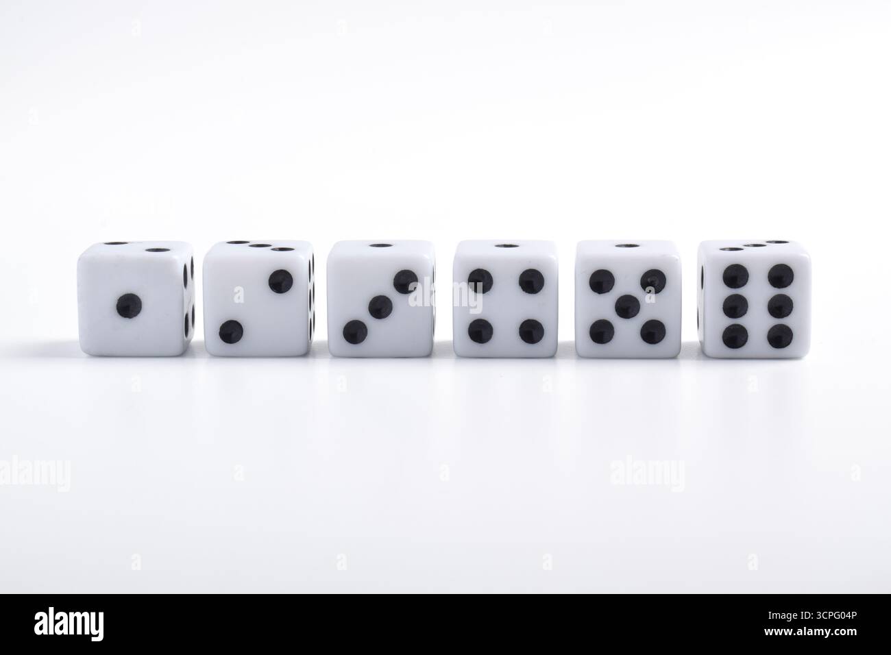 Sechs saubere Würfel mit den Zahlen 1, 2, 3, 4, 5, 6, isoliert auf weißem Hintergrund Stockfoto