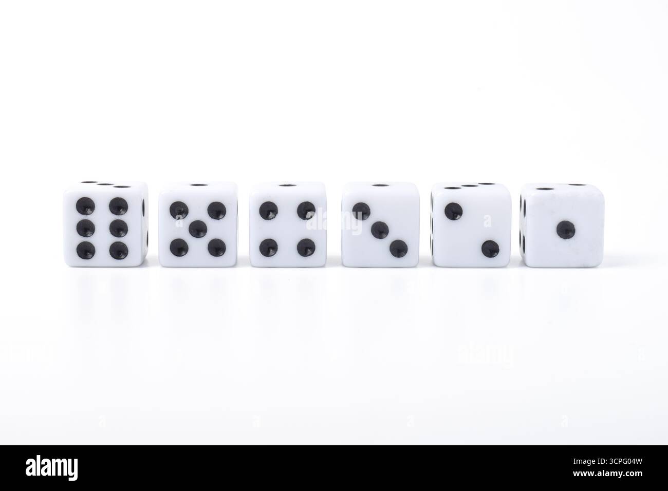 Sechs saubere Würfel mit den Zahlen 1, 2, 3, 4, 5, 6, isoliert auf weißem Hintergrund Stockfoto