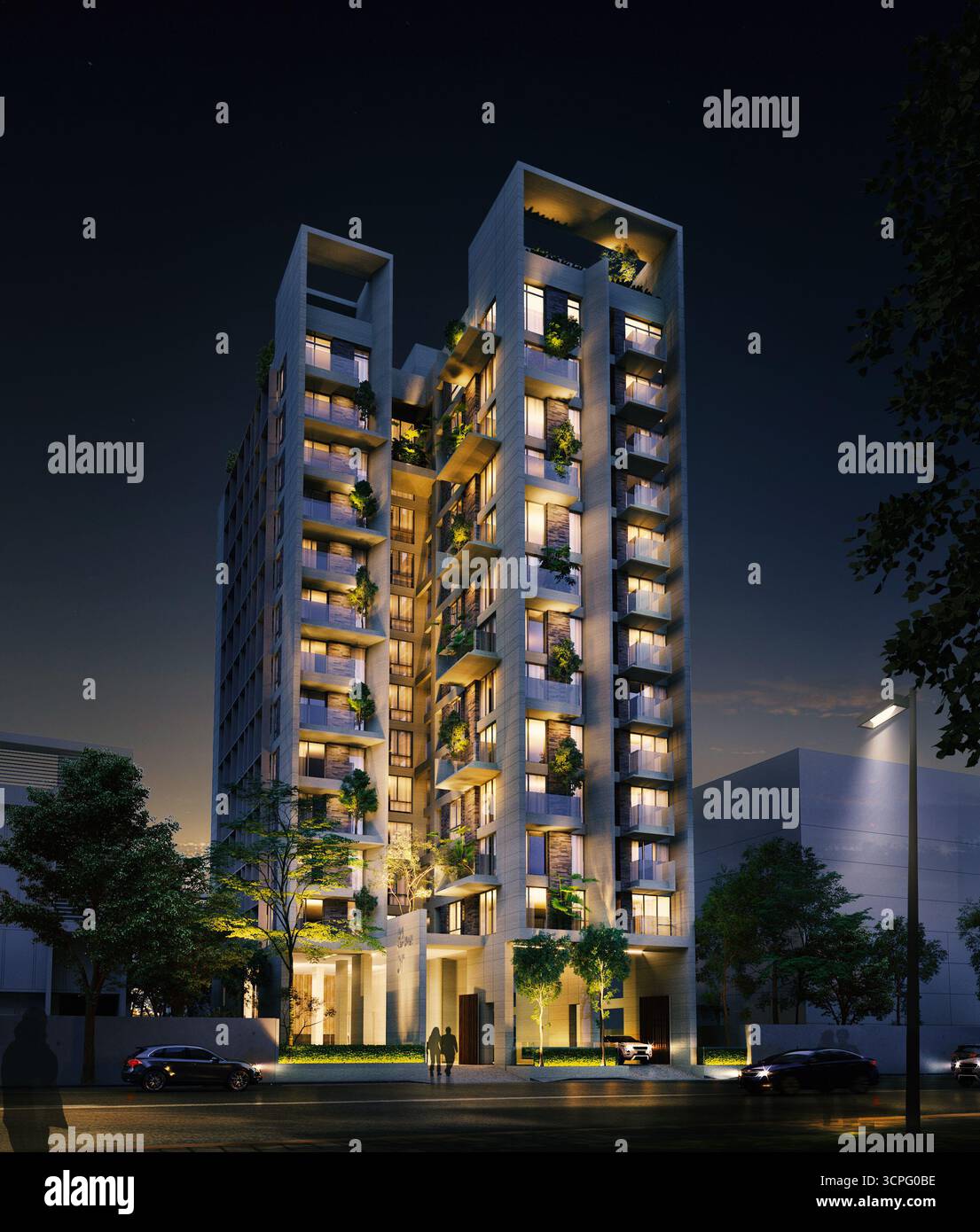 Luxuriöses Hochhaus bei Nacht mit Dachterrasse, Pool und grünen Balkonen Stockfoto