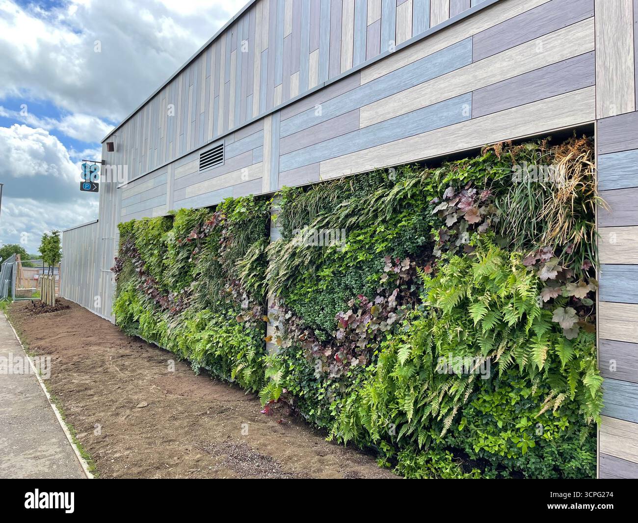Brandneuer, nachhaltiger 24-Stunden-Laden - Smartphone-aufgenommenes Stockfoto