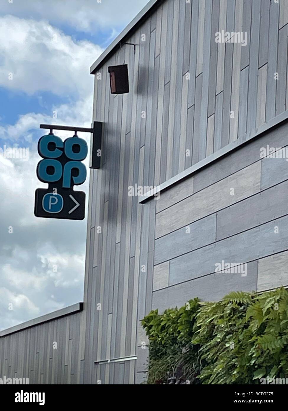 Brandneuer, nachhaltiger 24-Stunden-Laden - Smartphone-aufgenommenes Stockfoto