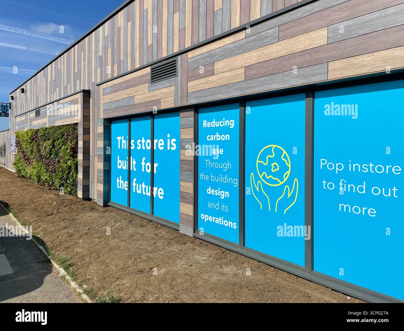 Brandneuer, nachhaltiger 24-Stunden-Laden - Smartphone-aufgenommenes Stockfoto