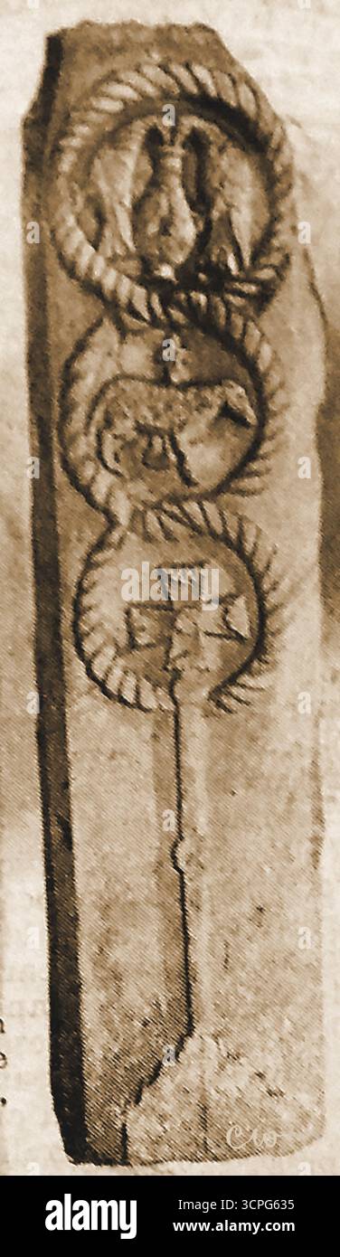 1908 – C12. Jahrhundert Sargdeckel aus Stein in der St. Andrew's Church, Bishopstone, Sussex, 1849 in einem nahegelegenen Haus gefunden, wo er als Trennwand in der Nähe des Kamins genutzt wurde. Stockfoto