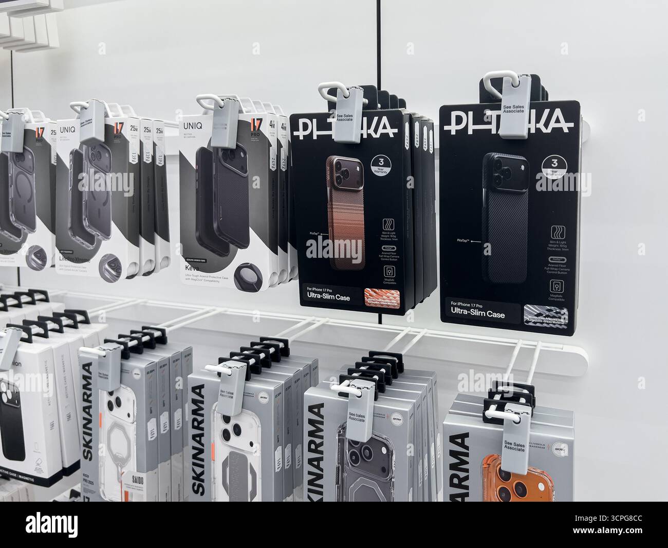Posen, Polen – 20. September 2025: Das moderne Display im Einzelhandel verfügt über mehrere neue iPhone 17 Pro-Handyhüllen, die vielfältige Schutzmöglichkeiten bieten Stockfoto