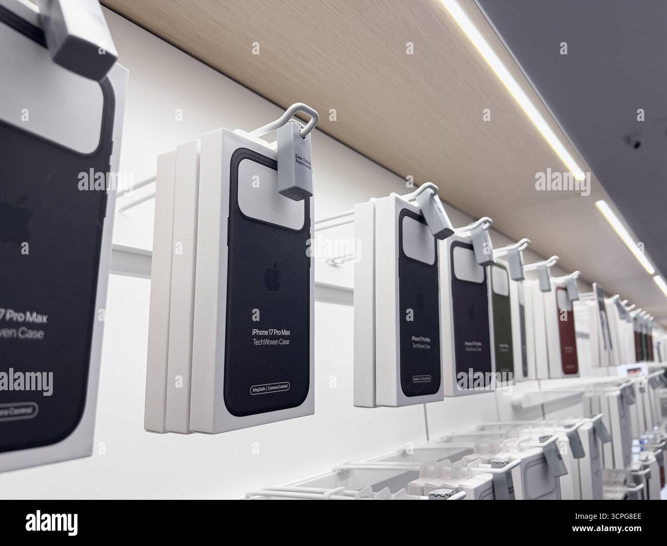 Posen, Polen – 20. September 2025: IPhone 17 Pro Max TechWoven Hüllen werden in einem Technologie-Einzelhandel ausgestellt, der mit moderner Diebstahlsicherung gesichert ist Stockfoto