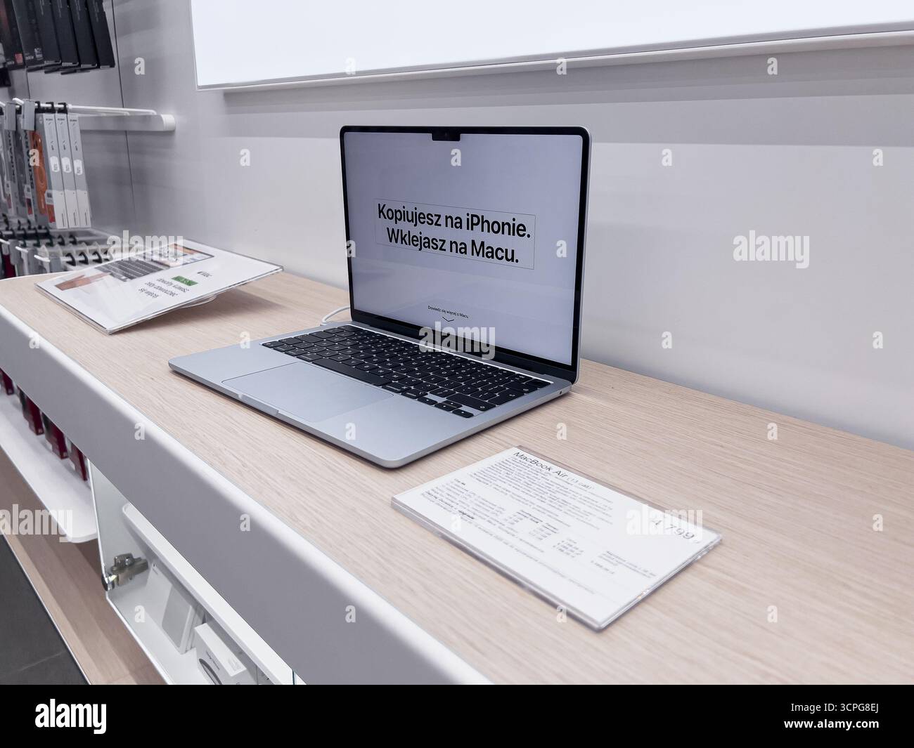 Poznan, Polen – 20. September 2025: Neues Apple MacBook Air Notebook auf dem Display eines modernen Tech-Stores, das Universal Clipboard auf iPhone und M hervorhebt Stockfoto