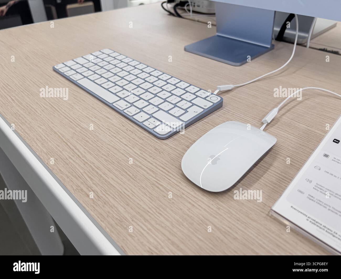Poznan, Polen – 20. September 2025: Moderner Apple-Arbeitsbereich mit schlanker magischer Tastatur und Maus, die mit einem Apple iMac verbunden sind, für kreatives digitales Arbeiten Stockfoto