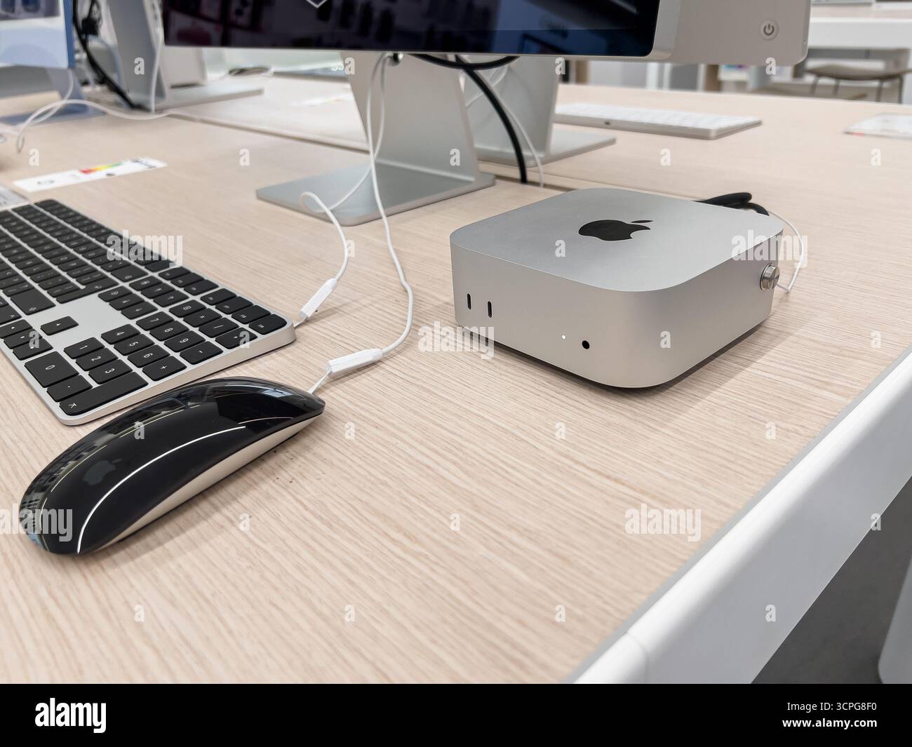 Poznan, Polen – 20. September 2025: Top-down-Ansicht eines schlanken Apple Mac Mini-Desktop-Setups mit magischer Tastatur und Maus für fortschrittliche digitale Anwendungen Stockfoto