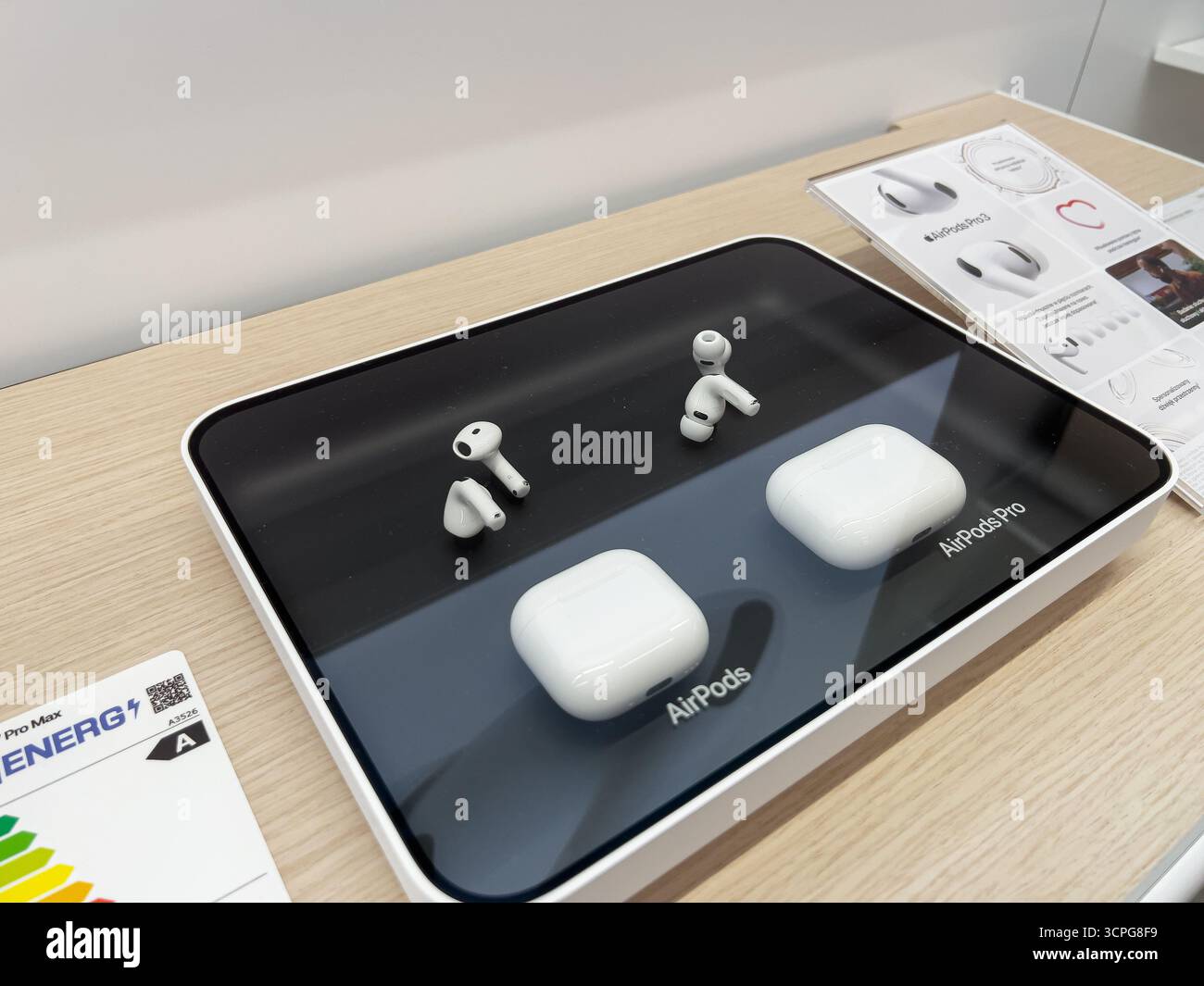 Posen, Polen – 20. September 2025: Mehrere Apple AirPods und AirPods Pro Modelle werden auf einem schlanken schwarzen Display in einem Geschäft präsentiert, wobei die Vorzüge betont werden Stockfoto