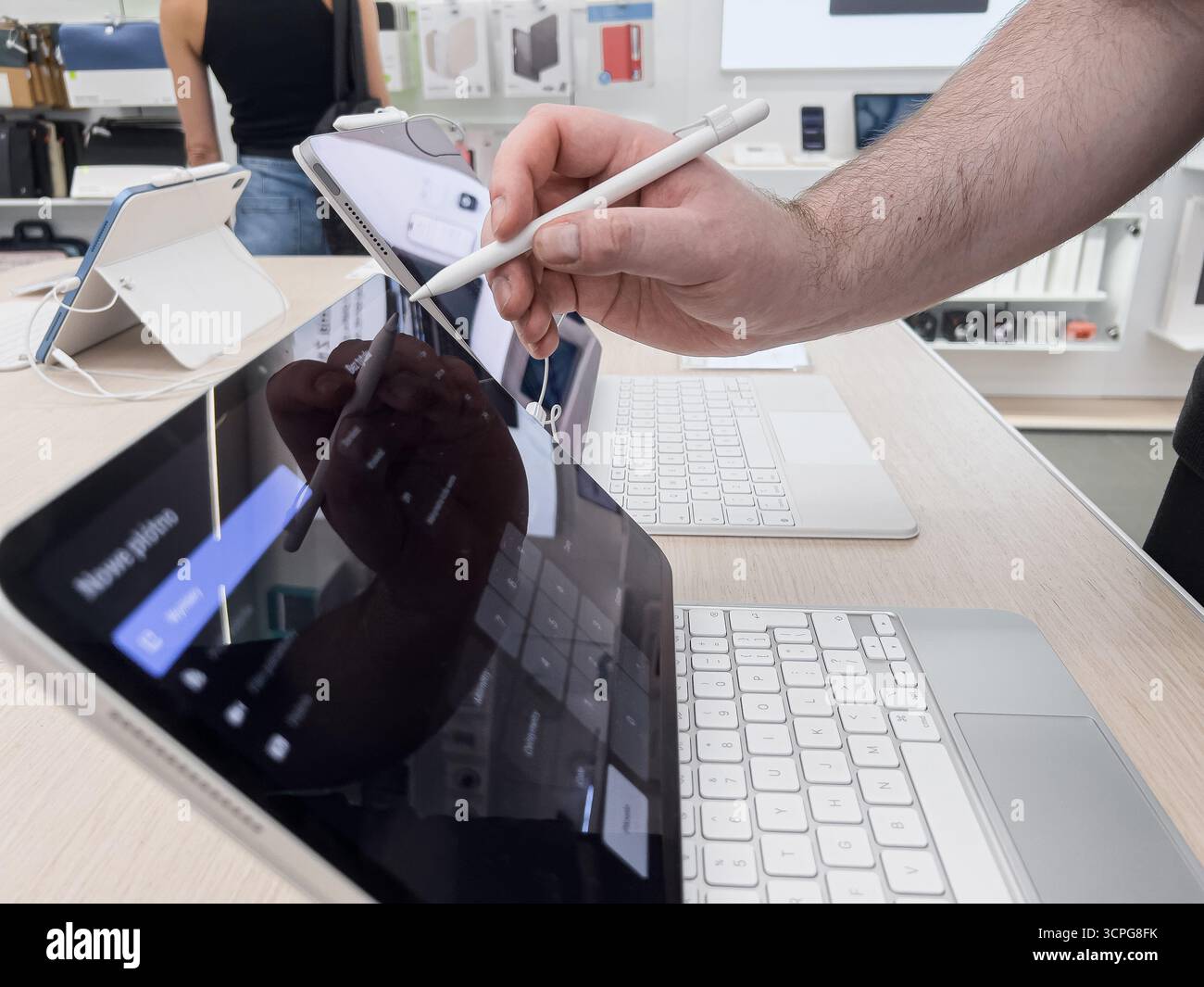 Poznan, Polen – 20. September 2025: Hand verwendet Apple Pencil auf dem iPad Pro, Bildschirm zeigt „Nowe plotno“, ein Werkzeug für kreatives digitales Zeichnen, Design und Stockfoto