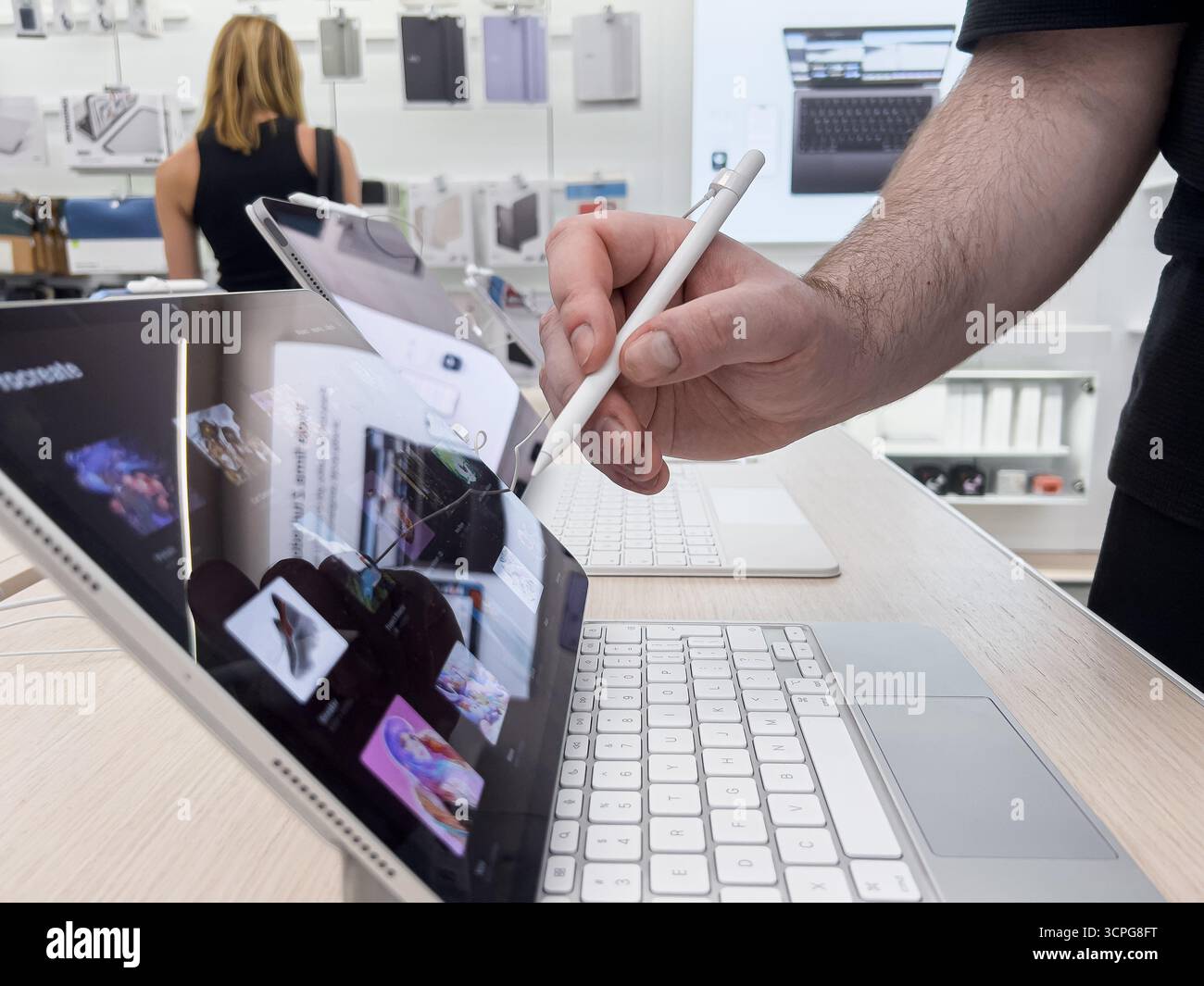Posen, Polen – 20. September 2025: Nahaufnahme einer Hand mit einem digitalen Stift auf einem modernen Tablet, das Software für die digitale Kunst zeigt Stockfoto