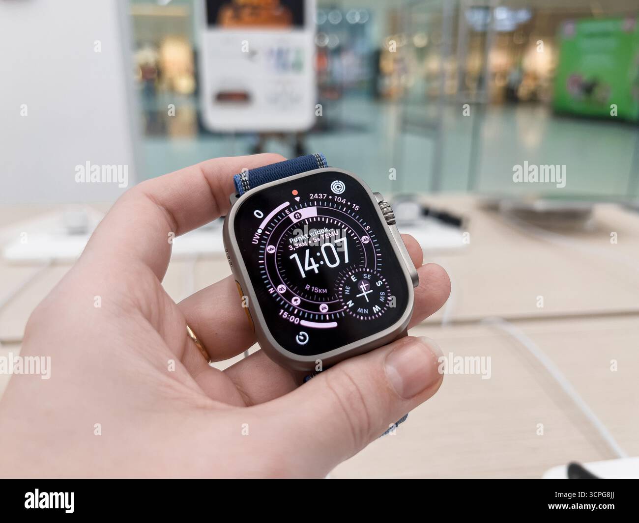 Posen, Polen - 20. September 2025: Nahaufnahme der Apple Watch Ultra 3 in der Hand einer Person mit detailliertem Zifferblatt mit aktueller Uhrzeit, Outdoor-Komp Stockfoto