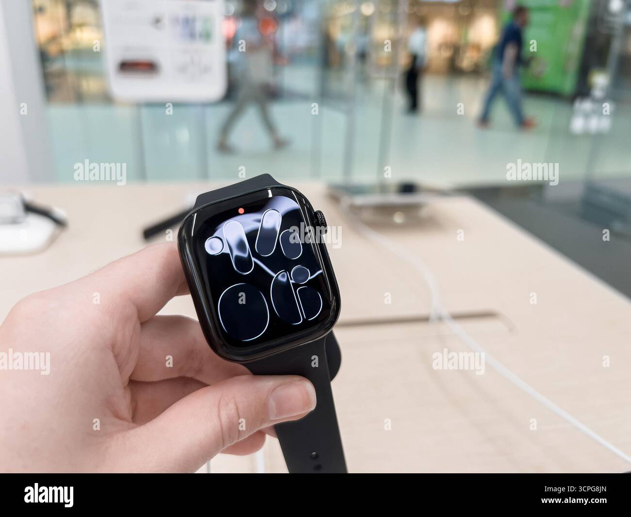 Poznan, Polen – 20. September 2025: Apple Watch 11, ein modernes tragbares Gerät, Nahaufnahme mit dunklem Bildschirm mit leuchtend weißer Oberfläche e Stockfoto
