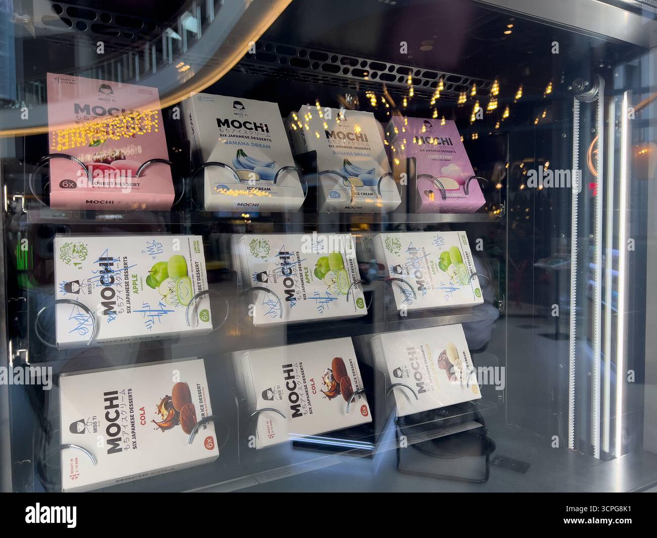 Posen, Polen - 20. September 2025: In einem modernen automatischen Spender sind verschiedene gefrorene Desserts im Mochi-Stil übersichtlich angeordnet und bieten vielfältige gl-gerichte Stockfoto