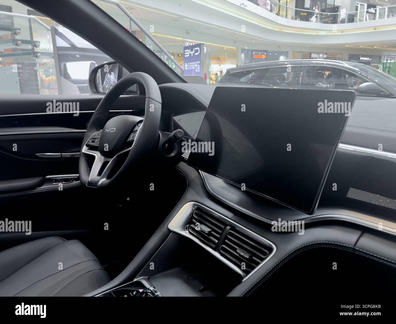 Poznan, Polen – 20. September 2025: Detaillierung des anspruchsvollen BYD-Fahrzeuginnenraums und Betonung des digitalen Cockpit-Erlebnisses mit integrierten Bedienelementen Stockfoto