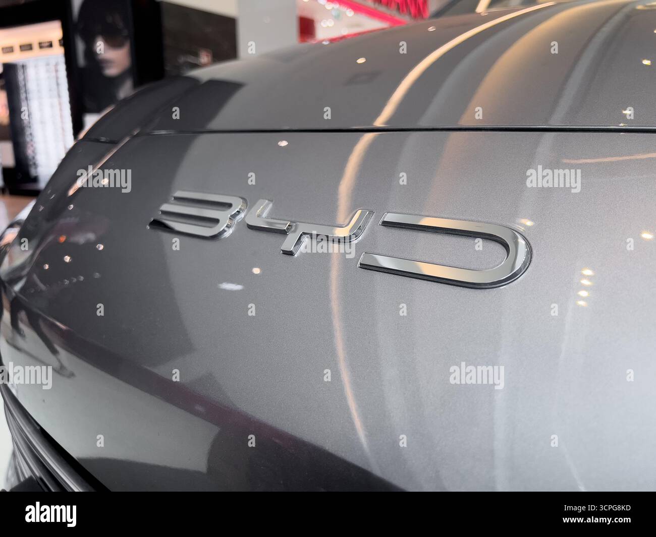 Poznan, Polen – 20. September 2025: Nahaufnahme des BYD-Logo-Emblems auf einem eleganten, grauen Elektrofahrzeug, in dem fortschrittliche Fahrzeugtechnologie und Sustai hervorgehoben werden Stockfoto