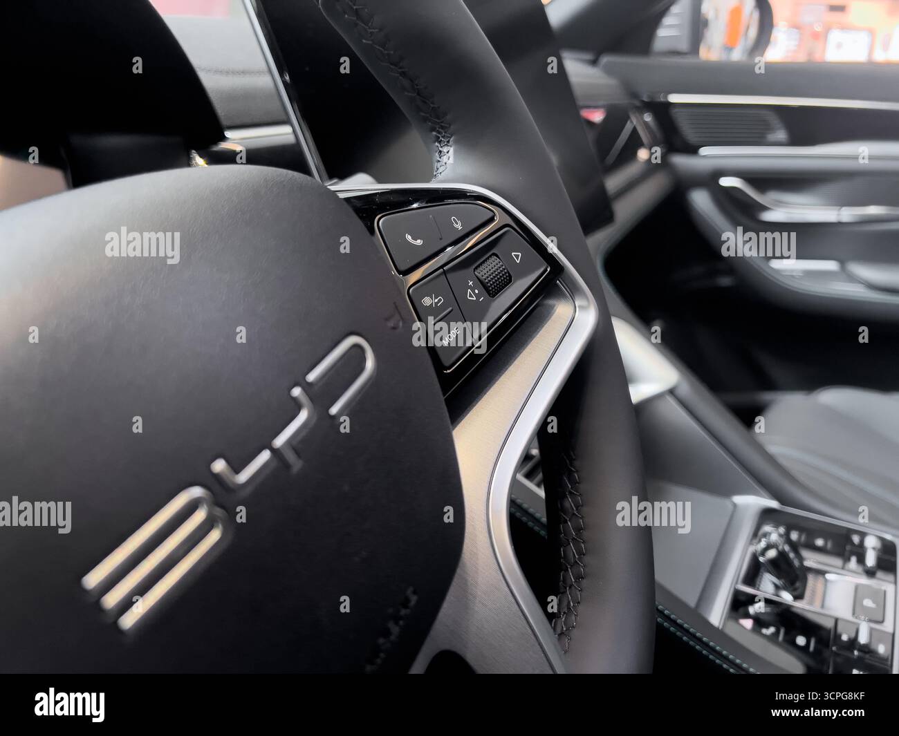 Poznan, Polen – 20. September 2025: Nahaufnahme des Innenraums des BYD-Fahrzeugs mit ergonomischem Lederlenkrad mit Sprachbefehlstasten und Medien c Stockfoto