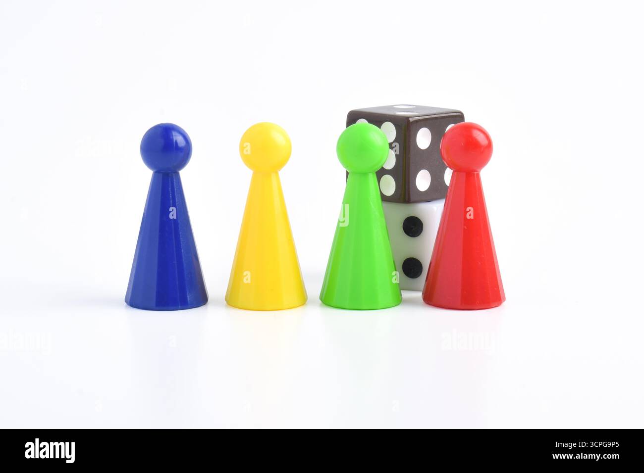 Bunte Brettspiel-Figuren und Würfel isoliert auf weißem Hintergrund Stockfoto