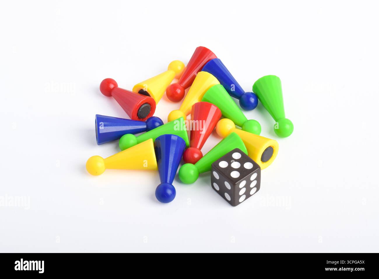 Bunte Brettspiel-Figuren und Würfel isoliert auf weißem Hintergrund Stockfoto