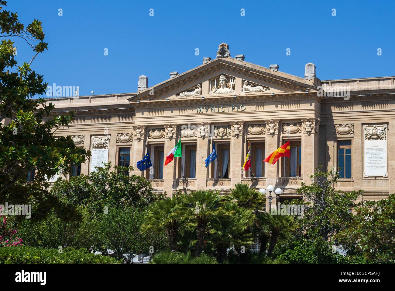 Messina, Sizilien, Italien - 20. Juli 2025 - Rathaus, Municipio di Messina und Corpo di Guardia dei Vigili Urbani Stockfoto