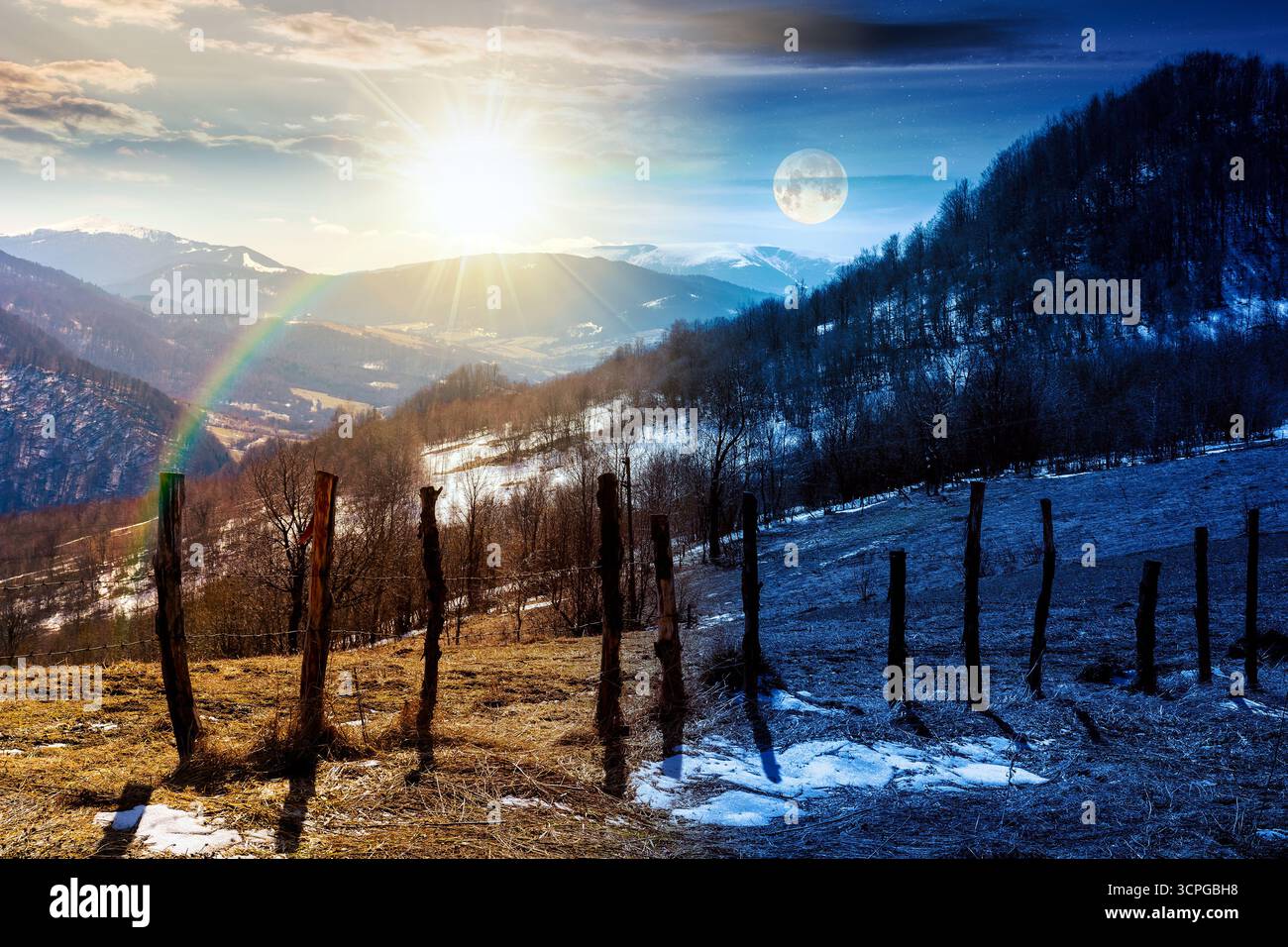 Berglandschaft am Frühlingsnachtgleiche. Tag- und Nachtzeitwechsel. Winter- und Frühjahrszeit wechseln die Landschaft. Schmelzender Schnee und blattlose Bäume Stockfoto