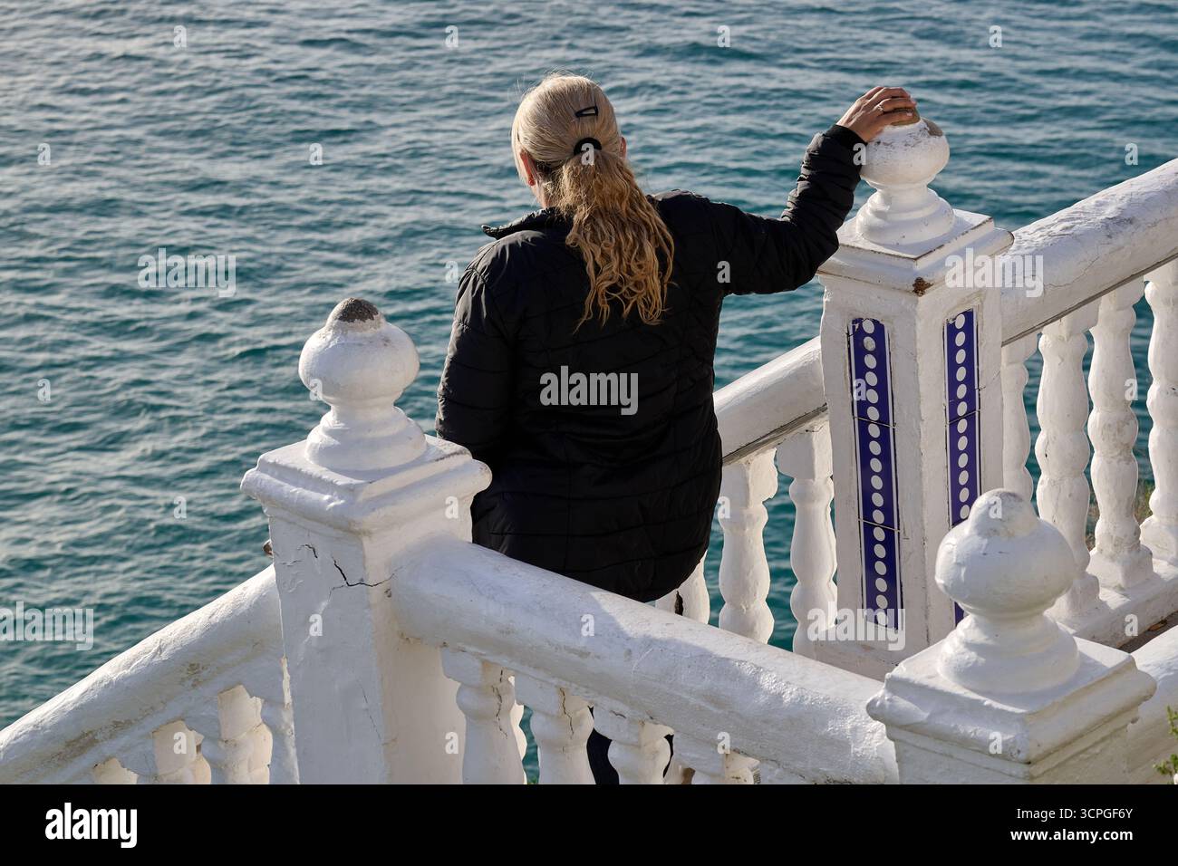 Weiße mediterrane architektonische Details Menschen Hintergrund Küstenaussichtspunkt verzierte Design Benidorm Spanien Tourismus Stockfoto