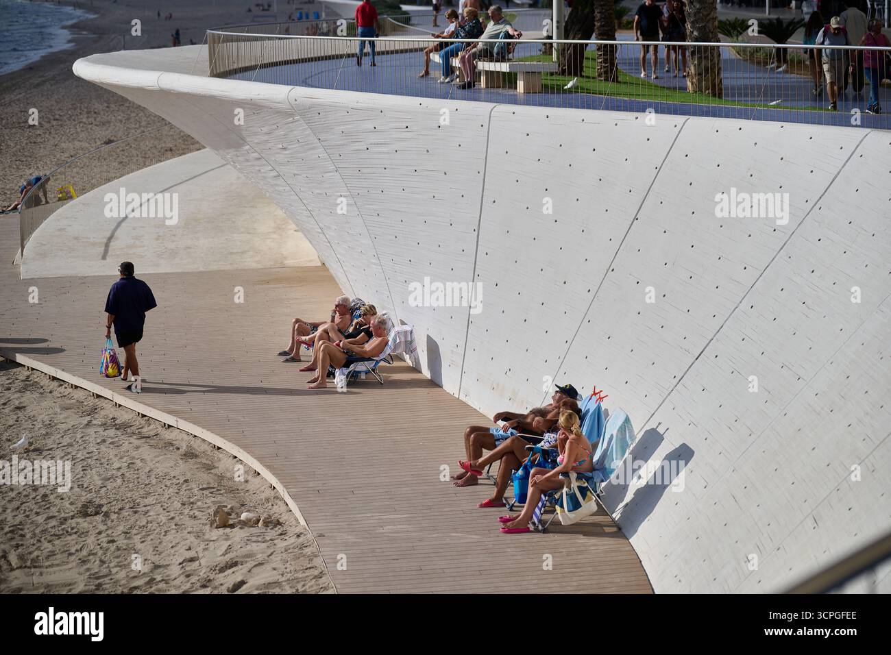 Moderne geschwungene Amphitheater Stufen Menschen Entspannen Benidorm Skyline Hintergrund zeitgenössische Architektur Spanien Tourismus Stockfoto