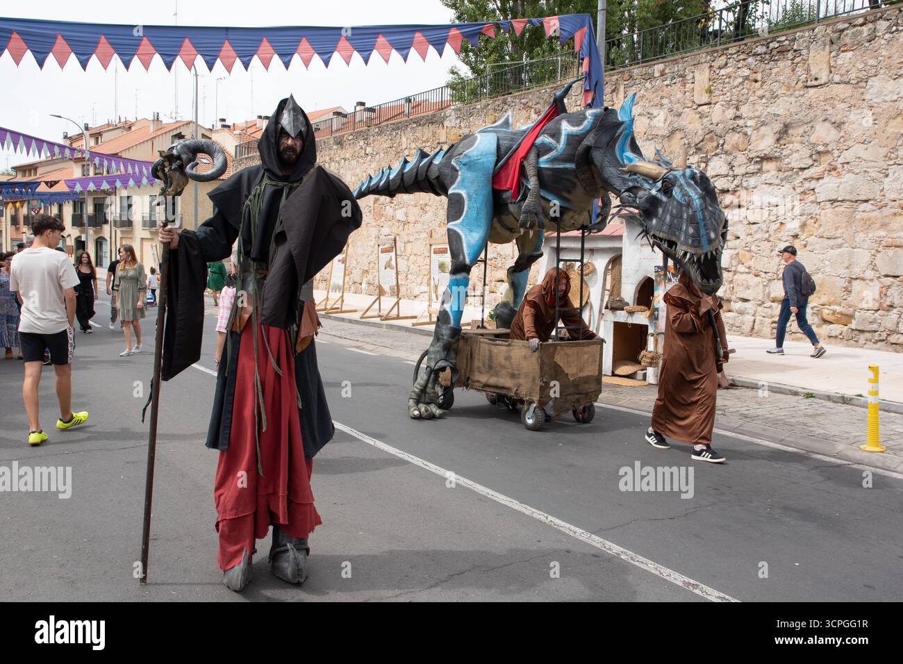 Drachenpuppe im Mercado Medieval Salamanca Stockfoto