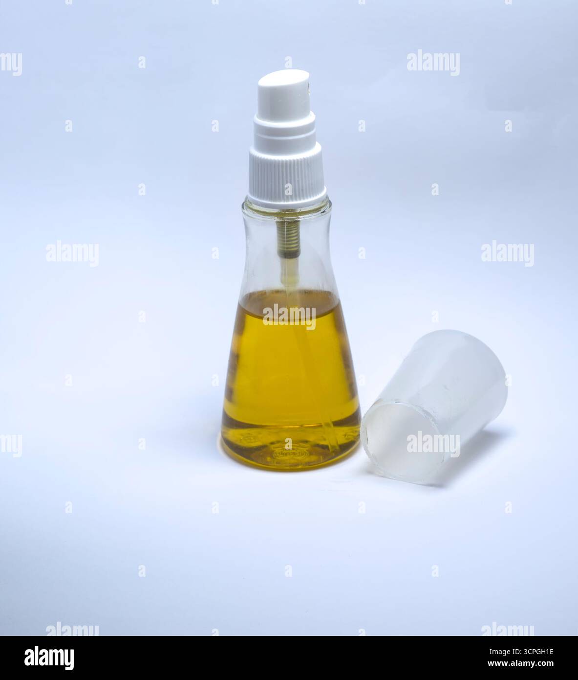 Olivenöl Sprühflasche isoliert auf weißem Hintergrund – Küche kochen Öl Mister und Spender Stockfoto