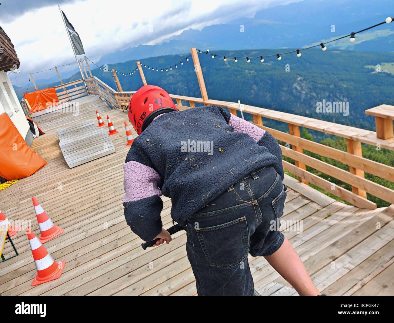 Schutzhelm als Schutzmaßnahme für den Kopf am Arbeitsplatz Schutzhelm als Kopfschutz Stockfoto