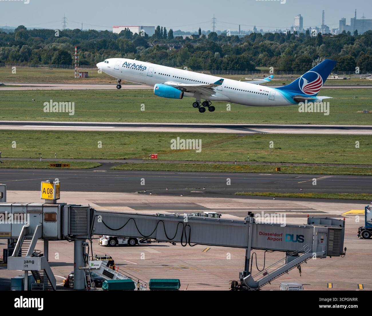 Flughafen Düsseldorf, Air Anka, türkische Fluggesellschaft, Airbus A330, startet, Nordrhein-Westfalen, Deutschland, Stockfoto