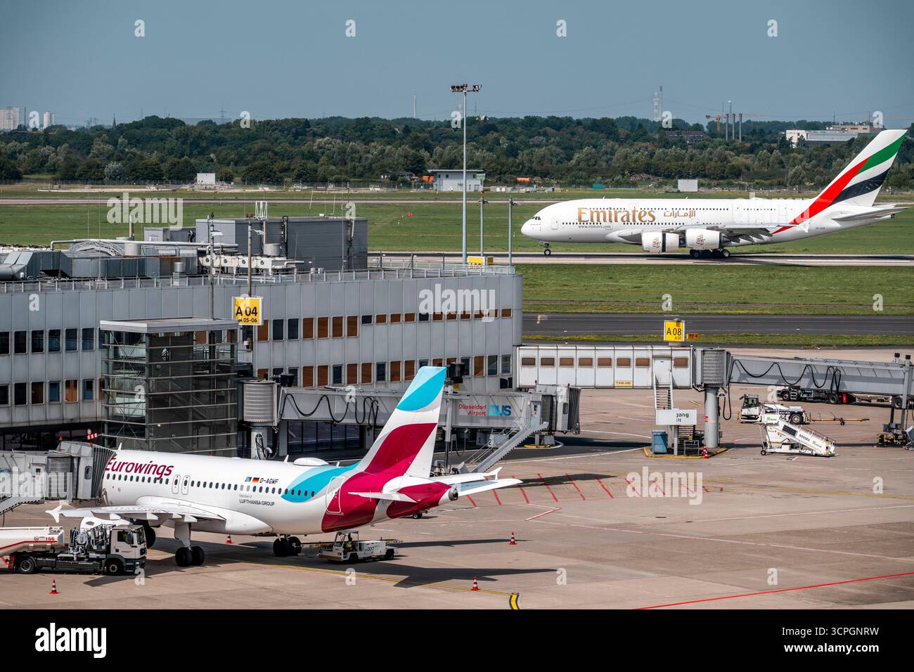 Flughafen Düsseldorf, Emirates Airbus A380 nach der Landung, Terminal A Gebäude, Eurowings Airbus, Nordrhein-Westfalen, Deutschland, Stockfoto