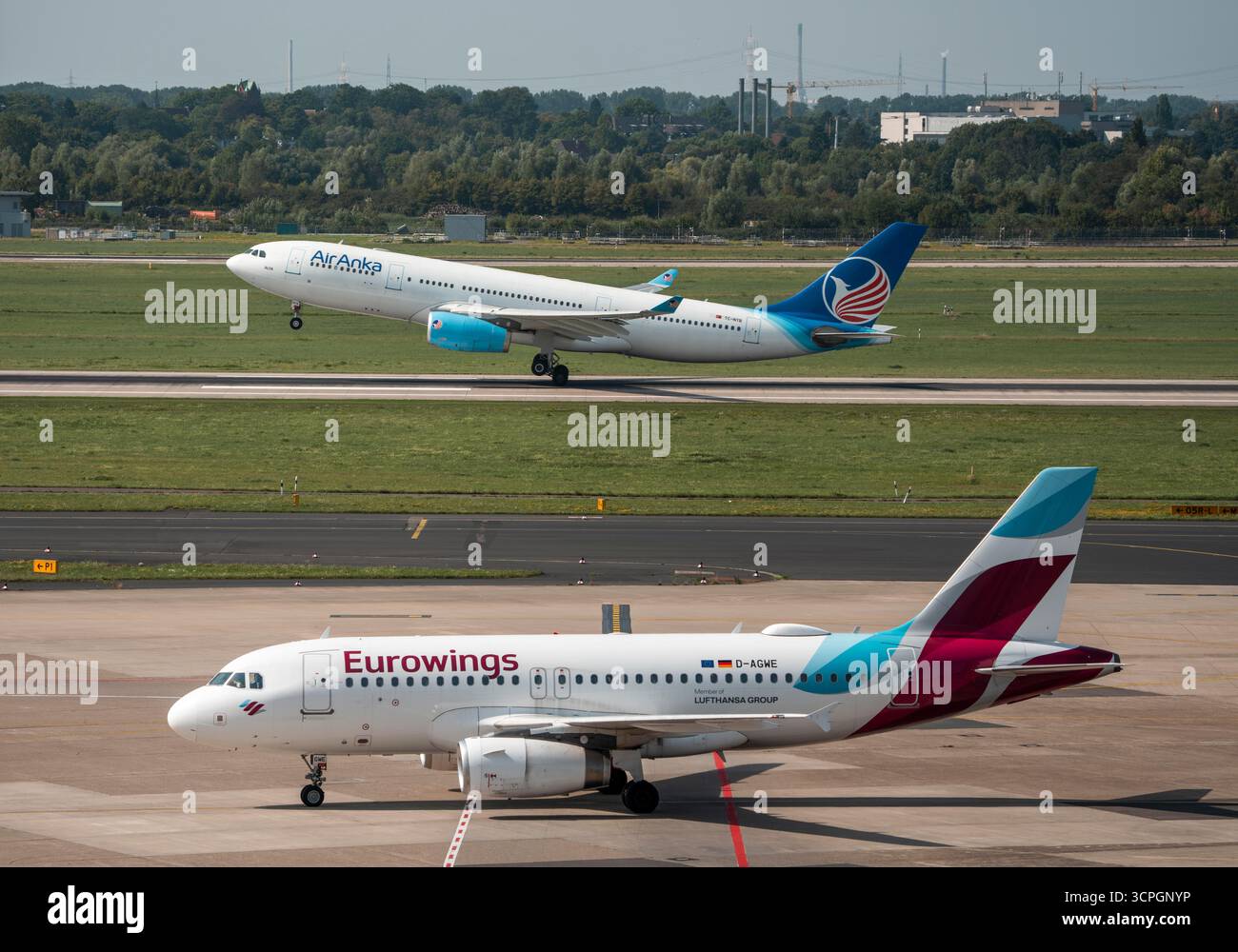 Flughafen Düsseldorf, Air Anka, türkische Fluggesellschaft, Airbus A330, startet, Eurowings Airbus A319, Nordrhein-Westfalen, Deutschland, Stockfoto