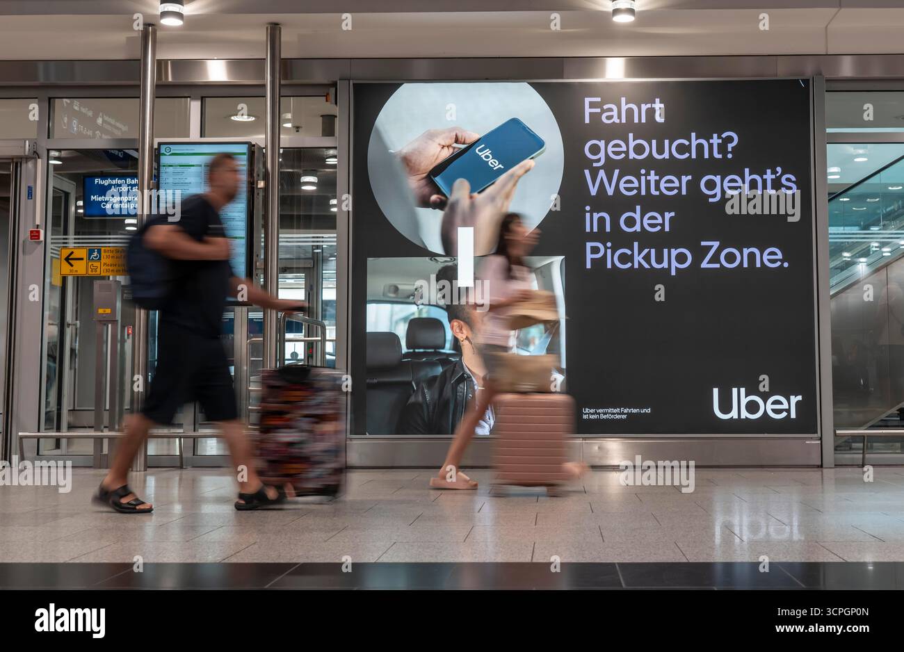 Werbung für den Online-Personenbeförderungsdienst Uber, Taxidienst, ankommende Passagiere, Terminalgebäude, Ankunftsebene, Flughafen Düsseldorf Stockfoto