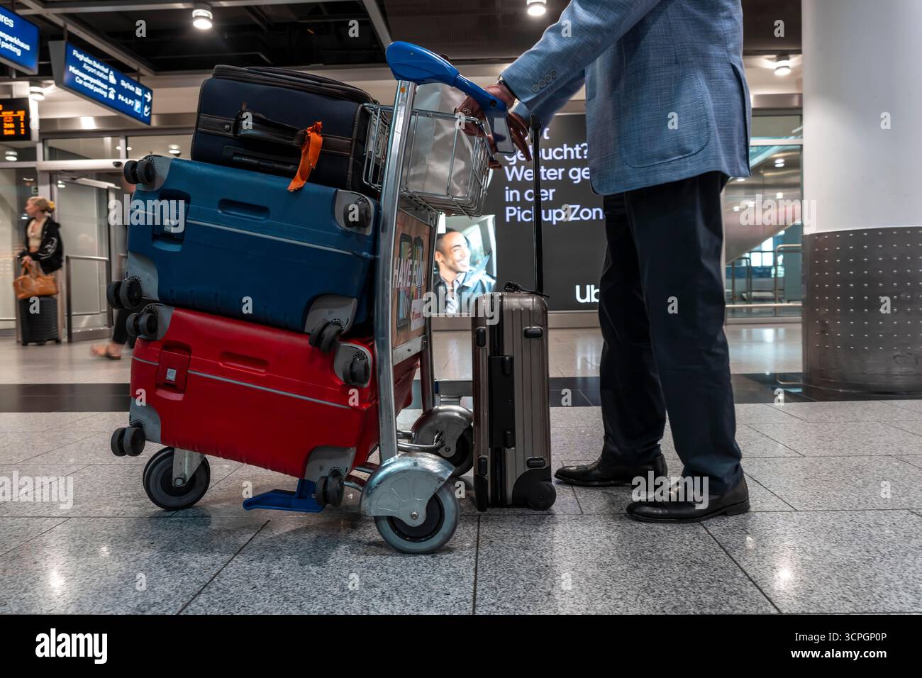 Werbung für den Online-Personenbeförderungsdienst Uber, Taxidienst, ankommende Passagiere, Terminalgebäude, Ankunftsebene, Flughafen Düsseldorf Stockfoto