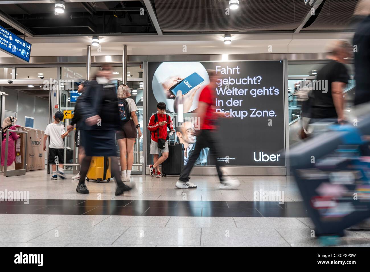 Werbung für den Online-Personenbeförderungsdienst Uber, Taxidienst, ankommende Passagiere, Terminalgebäude, Ankunftsebene, Flughafen Düsseldorf Stockfoto