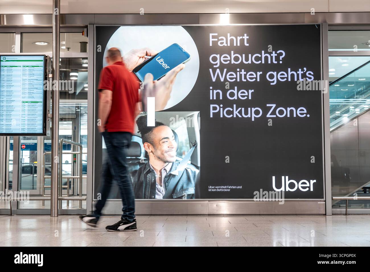 Werbung für den Online-Personenbeförderungsdienst Uber, Taxidienst, ankommende Passagiere, Terminalgebäude, Ankunftsebene, Flughafen Düsseldorf Stockfoto